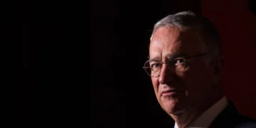 Un juez de Londres exhibe a Salinas Pliego: Recurrió al espionaje y al alcohol para sacar ventajas