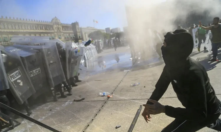 Usa Trump ataque  del bloque negro en el zócalo para subir a la ola: le parecería bien atacar a narcos en México