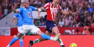 ‘Chicharito’ falla penalti en cierre del juego y sella eliminación de Chivas: Cruz Azul pasa y va contra Tigres