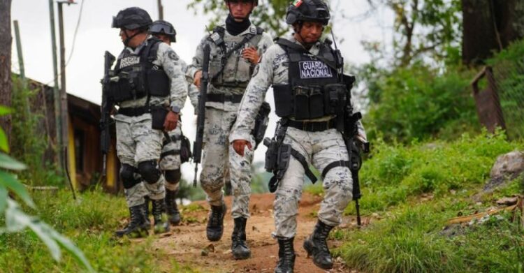 La Guardia Nacional detiene a individuo y a 2 mujeres con armas cerca de El Mante, Tamaulipas