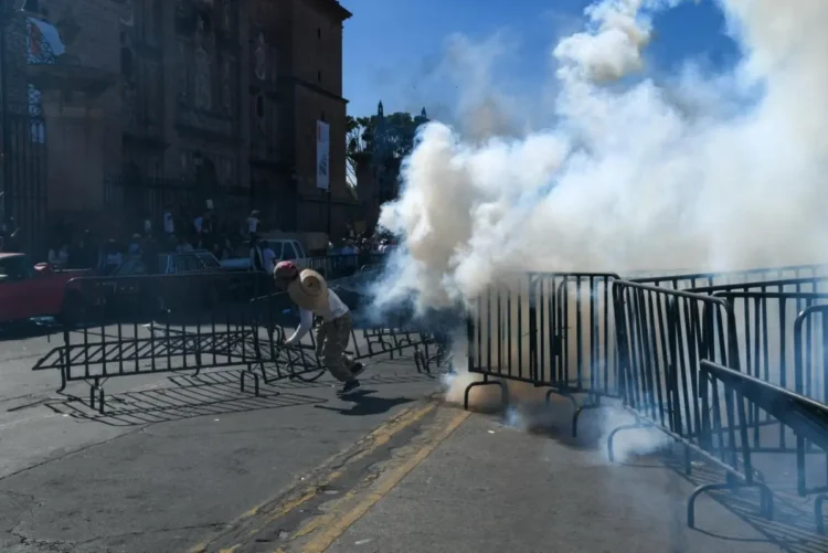 Estudiantes y civiles vandalizan sedes del Congreso y de Gobierno en Morelia, Michoacán