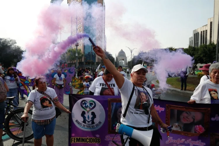 El show no para: Grupo de mujeres por el 25N van al Zócalo a exigir  justicia y eliminación de la violencia