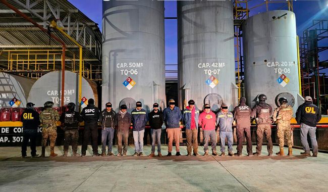 Detienen autoridades a 8 hombres y aseguran 250 mil litros de hidrocarburo en Veracruz