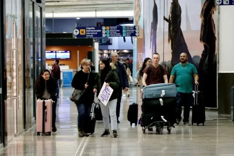 Avión con ruta Tijuana-Veracruz aterriza de emergencia esta noche en Monterrey por pasajero peligroso