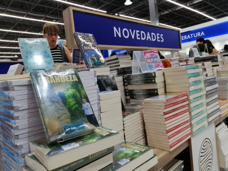‘ ‘Grandeza’, libro de López Obrador, se vende como pan caliente en FIL; son jóvenes los principales compradores