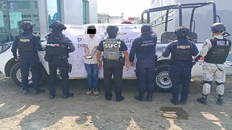 Fuerzas federales aseguran 2 campamentos clandestinos, 9 vehículos  y detienen 8 pistoleros en Michoacán