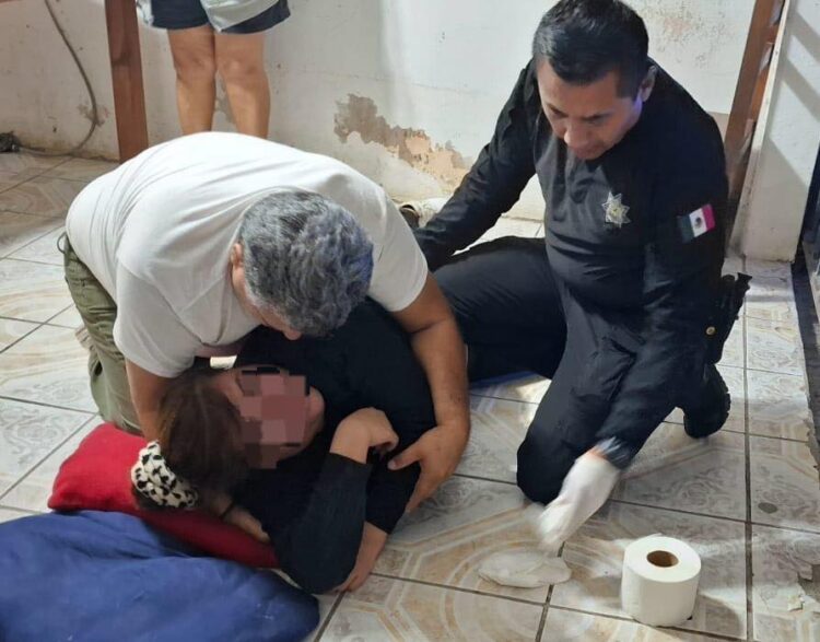 Policías de la GE de Género aplican RCP a joven mujer de Victoria y prácticamente le salvan la vida