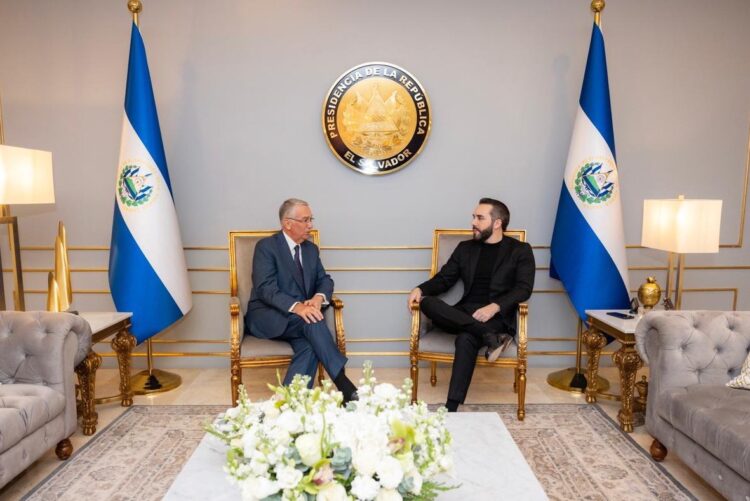 Solo y su alma Ricardo Salinas Pliego se dobló y se acercó al SAT para empezar a pagar impuestos evadidos