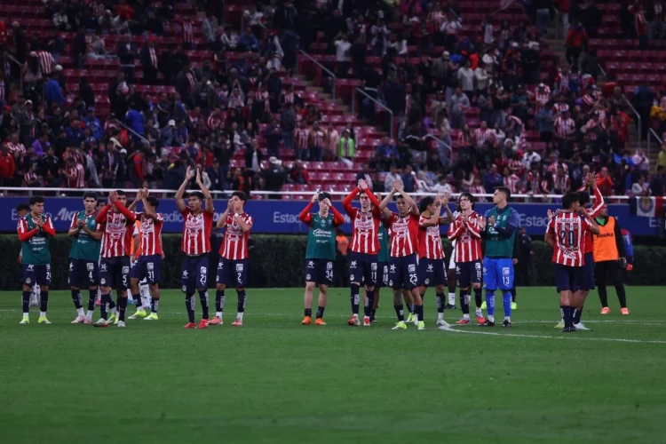 Chivas doblega 2-1 a Querétaro y mantiene su paso perfecto en la Liga MX