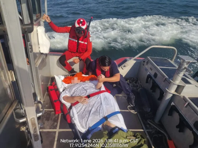 La Secretaría de Marina auxilia a turista estadunidense con fractura a bordo de crucero en Michoacán