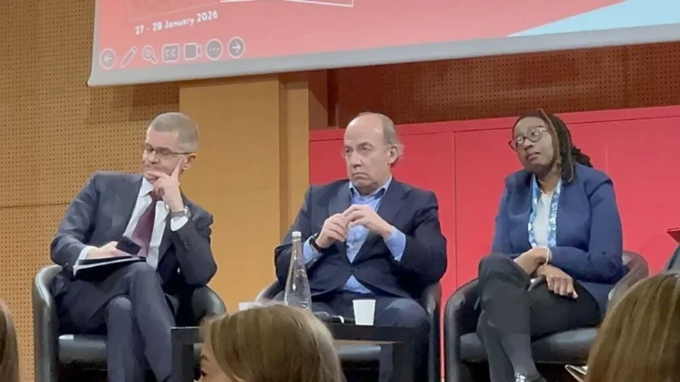 Estudiantes mexicanos increpan en París a Felipe Calderón: ¡‘Asesino, lárgate!’