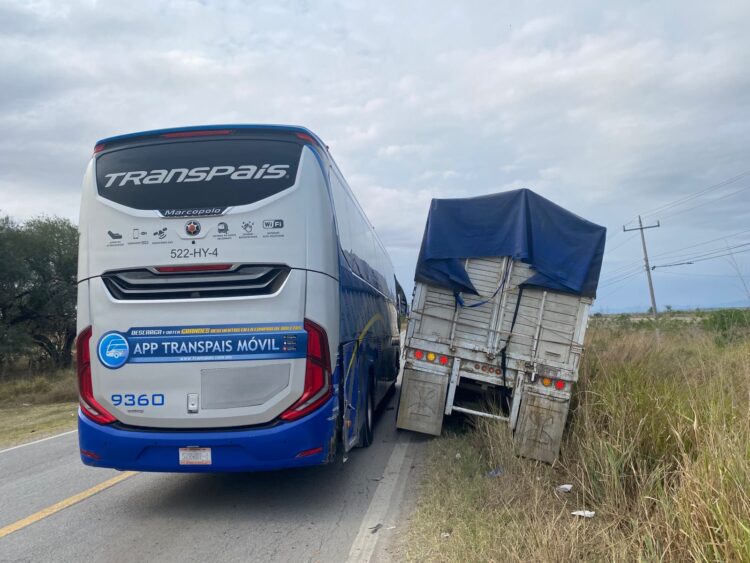 Transpaís colisiona con tractocamión en tramo carretero Tampico-Mante: 42 pasajeros pasan el susto de su vida