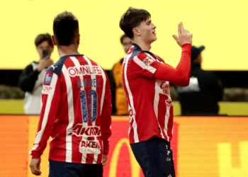 Chivas doblega 1-0 al América en el clásico nacional y reafirma su liderato en Liga Mx