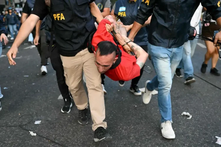 Javier Milei reprime multitudinarias protestas contra la reforma laboral en gran parte de Argentina