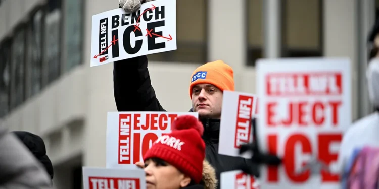 Exigen a la NFL proteger a fanáticos y mantener al ICE lejos del Supertazón