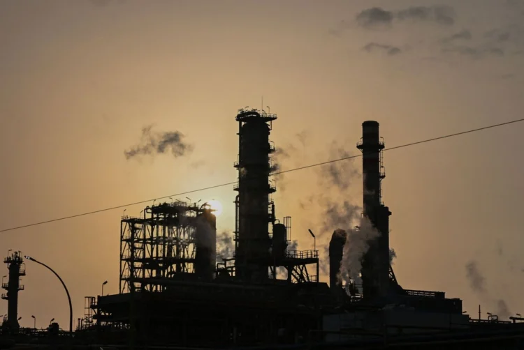 El petróleo supera los 100 dólares por guerra de EU con Irán y Trump dice que ‘es un pequeño precio a pagar’