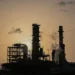 El petróleo supera los 100 dólares por guerra de EU con Irán y Trump dice que ‘es un pequeño precio a pagar’