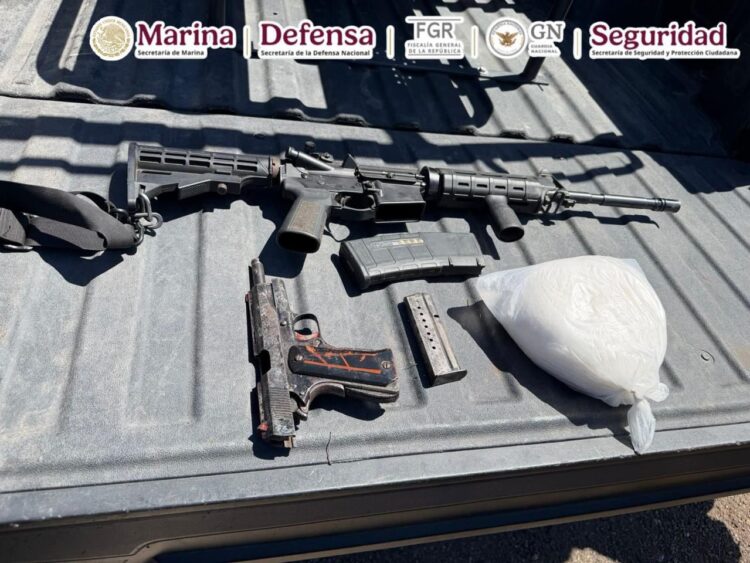 Autoridades federales detuvieron a dos personas en Sinaloa en posesión de armas de fuego y droga