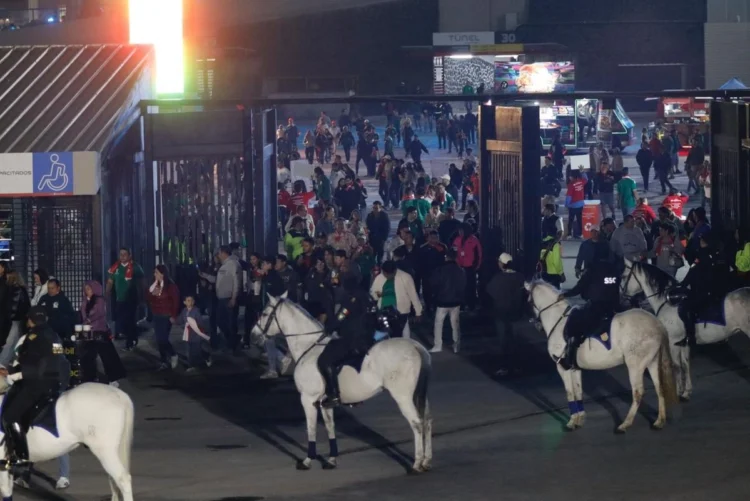 Detienen a 13 individuos  por reventa de boletos y a 2 mujeres por comercio de droga en el estadio Azteca