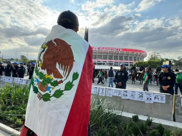 Un aficionado pierde la vida tras caer del segundo nivel a zona de palcos del estadio Azteca