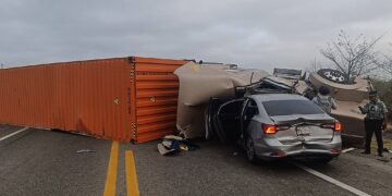 Trágico choque entre carro y tractocamión deja un muerto y un lesionado en carretera González-Zaragoza