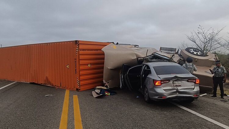 Trágico choque entre carro y tractocamión deja un muerto y un lesionado en carretera González-Zaragoza