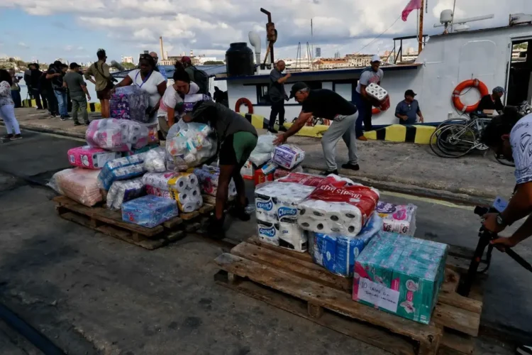 Canciones y lágrimas enmarcan llegada a Cuba del Granma 2.0 que zarpó de México con ayuda humanitaria
