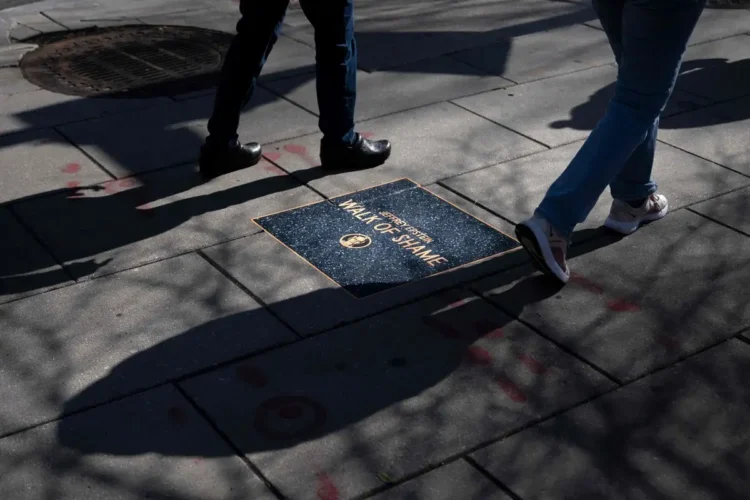 Colocan cerca de la Casa Blanca un ‘Paseo de la Vergüenza’ con nombres vinculados a Epstein y a Trump