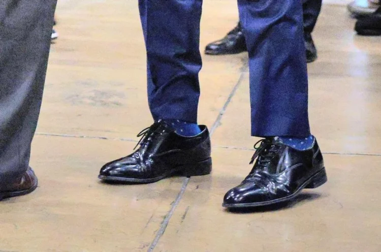 Moda vergonzante en la Casa Blanca: Allegados de Trump usan zapatos extra grandes solo por sumisión
