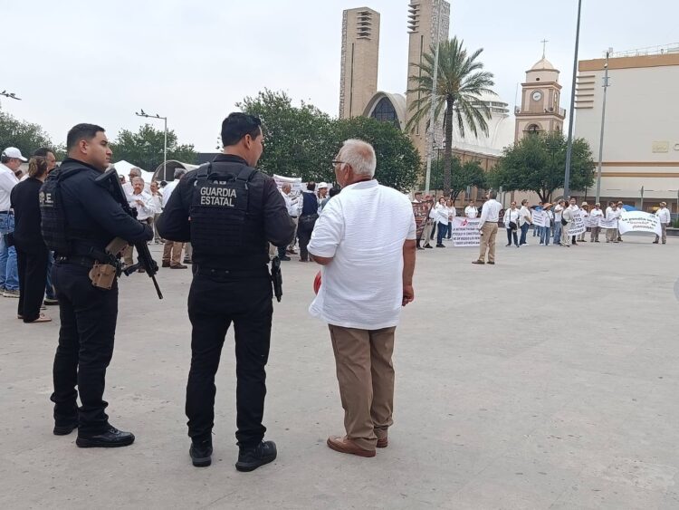 Adultos mayores y jubilados de Pemex se manifiestan pacíficamente frente a la alcaldía de Reynosa