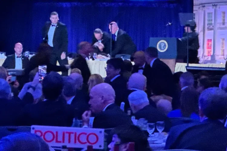 El Servicio Secreto evacúa de emergencia a Trump tras tiroteo cerca de hotel donde cenaría; hay 2 detenidos