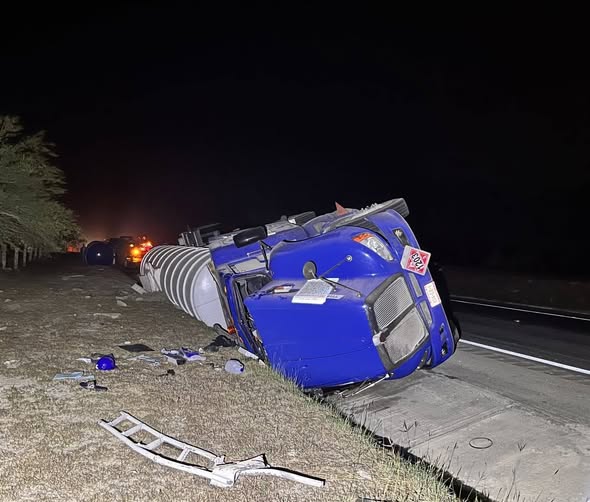 Alertan que volcadura de tractocamión mantenía cerrada la circulación en tramo Villa Manuel-González