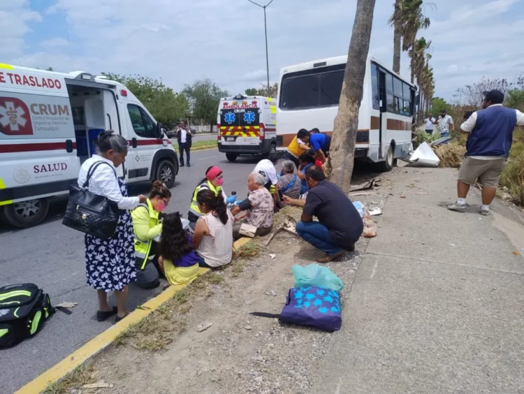Suspenden a 3 choferes de micros; uno consumía enervantes, otro alcohol y en Victoria al que chocó con palmera