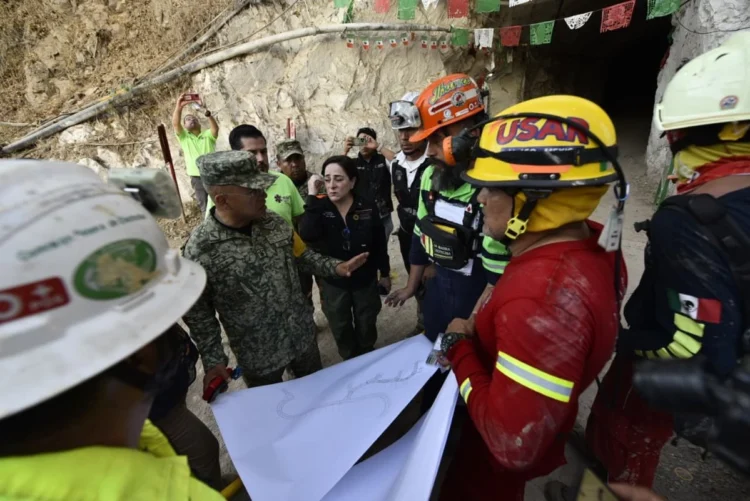 Rescatan con vida a otro minero atrapado en derrumbe de mina Santa Fe, en Sinaloa; faltan dos