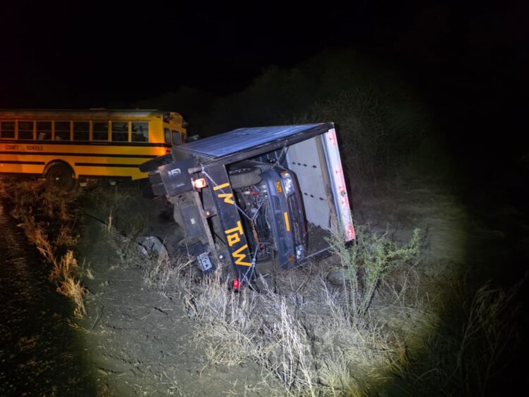 Atienden autoridades accidente entre autobús escolar y camión cerca de Padilla; no hay lesionados