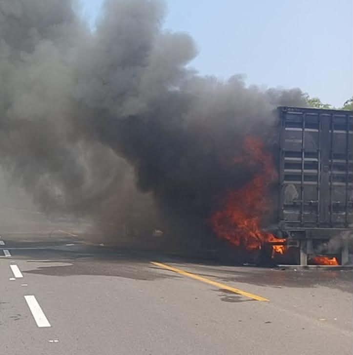 Sin que aparentemente haya lesionados la GE atiende incendio de tractocamión en autopista Mante-Tula