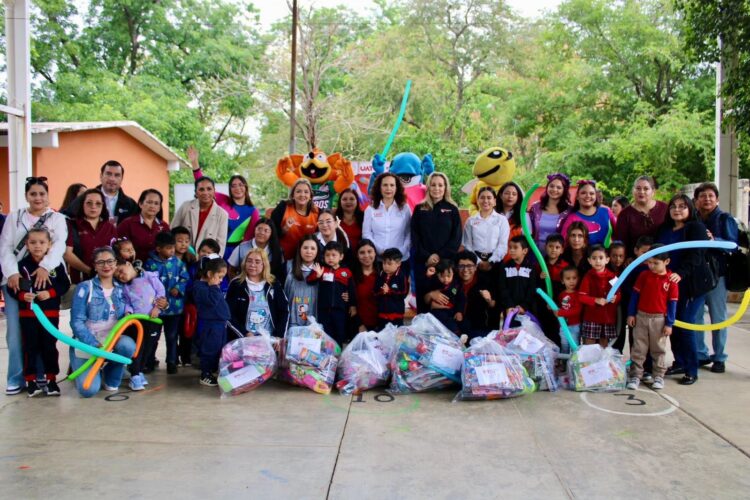 Entrega la UAT juguetes a niñas y niños con la jornada ‘Alegrando Corazones’