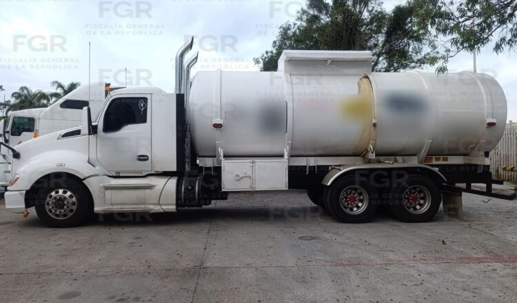 Obtiene FGR vinculación a proceso contra dos personas detenidas con más de 21 mil litros de hidrocarburo