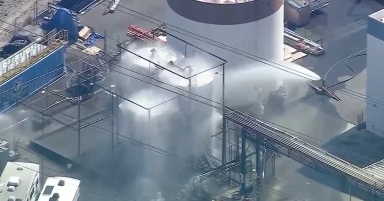 Ordenan evacuación de unas 40 mil personas por fuga de gas tóxico en California; temen tragedia