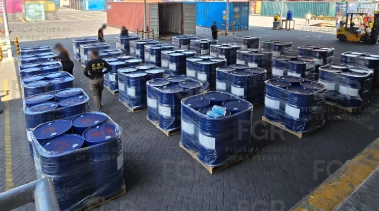 FGR y SSPC aseguran en Manzanillo cargamento de 54 mil litros de químicos para fentanilo y metanfetamina