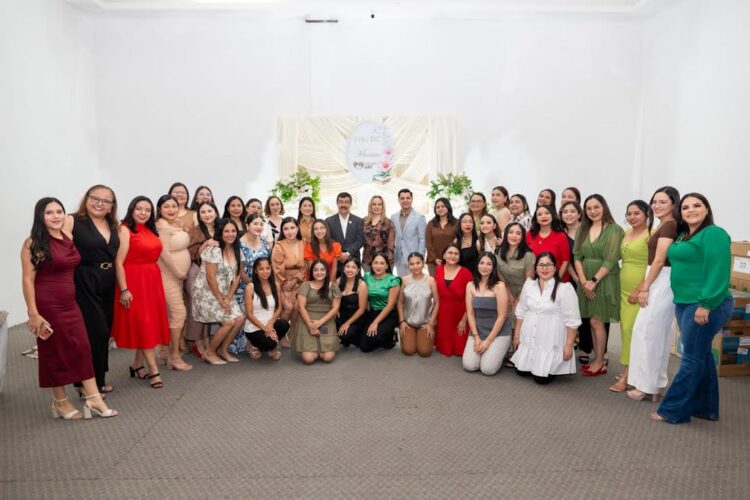 Ofrecen emotivo festejo a docentes  de la Familia UAT