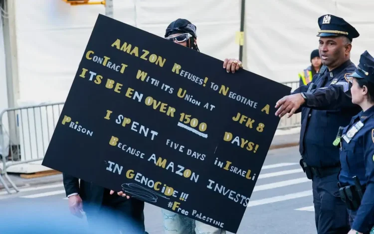 Reportan arresto del líder sindical de Amazon durante protesta en la Met Gala de Nueva York