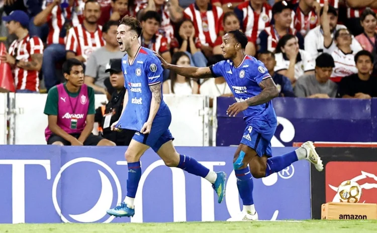 Cruz Azul tira viejos lastres y vuelve a la final de la Liga Mx tras vencer a Chivas con global de 4-3