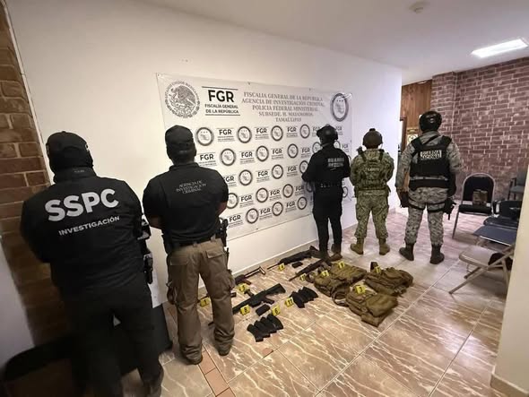 Fuerzas federales aseguran en Matamoros vehículo abandonado con armas, cartuchos y equipo táctico