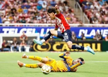 Con dramática remontada Chivas somete a Tigres y con un 3-3 global ya están en semifinales