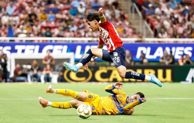 Con dramática remontada Chivas somete a Tigres y con un 3-3 global ya están en semifinales