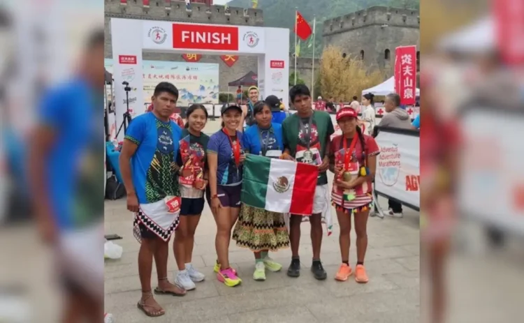 Rarámuris y mixtecos mexicanos triunfan en el 23 Maratón de la Gran Muralla China