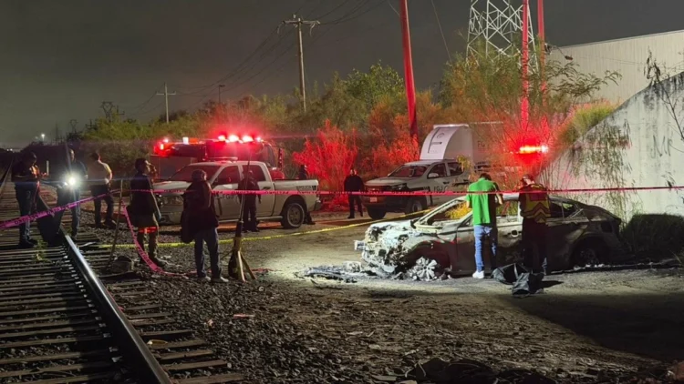 Un vehículo se incendia al caer de un puente en Nuevo Laredo y 2 mujeres perecen atrapadas