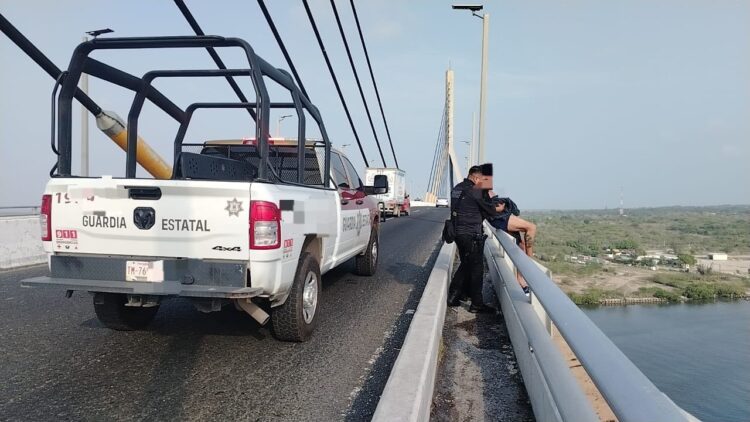 La Guardia Estatal evita otro intento de suicidio en el Puente Tampico; esta vez de un hombre