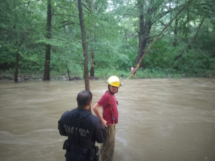 La GE coadyuva en rescate de menor atrapado por la corriente del río Los Troncones